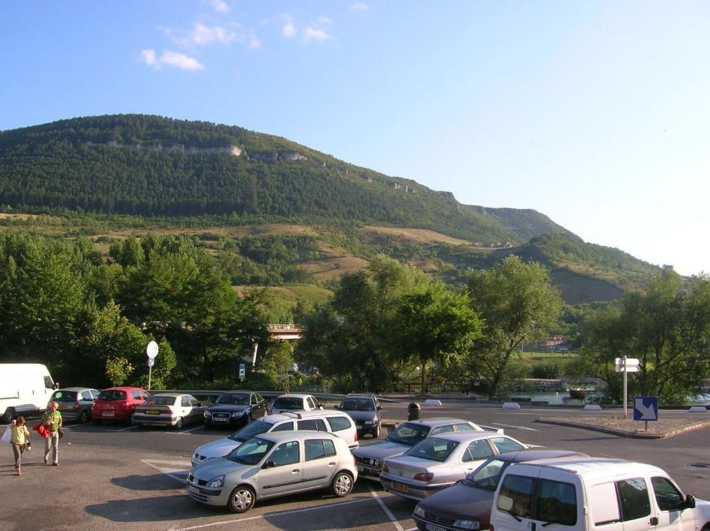 Les Berges Du Tarn Aparthotel Millau Exterior photo